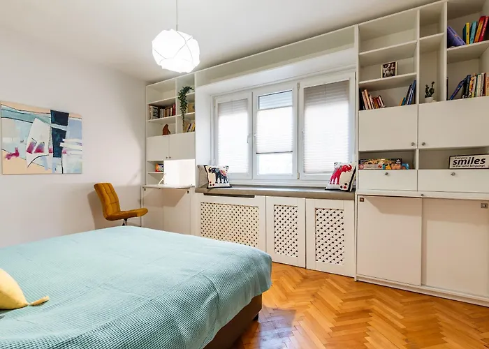 Spacious 3-br Retreat アパート ソフィア