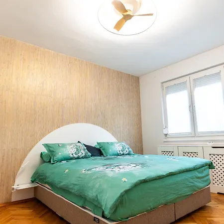 Spacious 3-br Retreat Σόφια