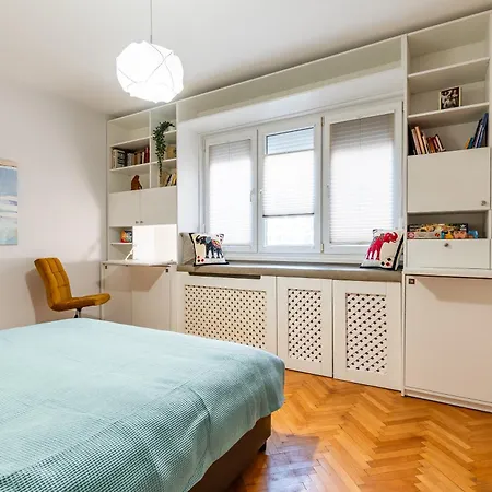 Spacious 3-br Retreat Apartament Sofia